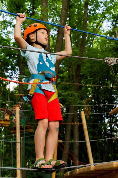 O rapaz sobe a um parque de cordas — Fotografia de Stock
