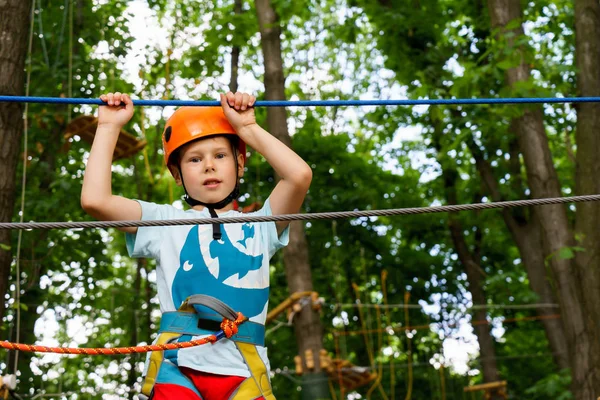 El chico sube a un parque de cuerdas — Foto de Stock