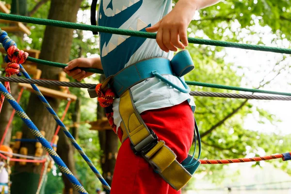 Der Junge klettert auf einen Seilpark — Stockfoto