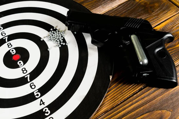 Air gun  and a target on the table — Stock Photo, Image