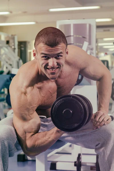 Musculaire atletische bodybuilder fitness model — Stockfoto