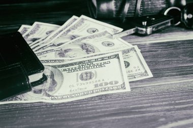 Para ve masanın üzerine araba anahtarları