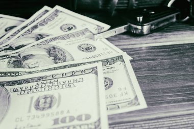 Para ve masanın üzerine araba anahtarları