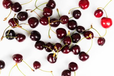 Beyaz bir arka plan üzerinde güzel, sulu organik kiraz