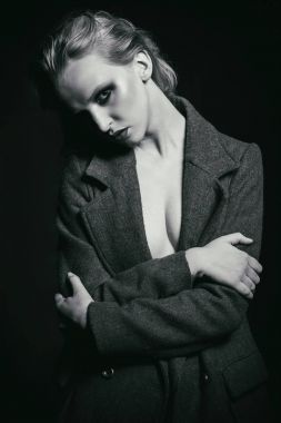 Sarışın kadın giyen siyah ceket