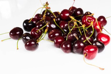 Beyaz bir arka plan üzerinde güzel, sulu organik kiraz