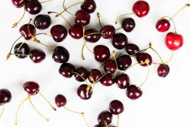 Beyaz bir arka plan üzerinde güzel, sulu organik kiraz