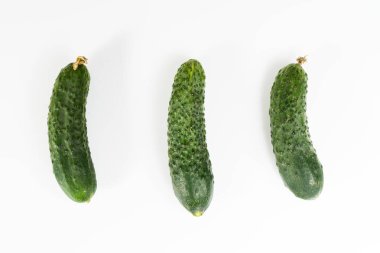 Beyaz bir arka plan üzerinde güzel, sulu organik salatalık