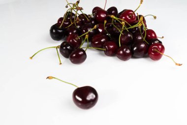 Beyaz bir arka plan üzerinde güzel, sulu organik kiraz