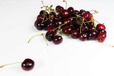 Beyaz bir arka plan üzerinde güzel, sulu organik kiraz