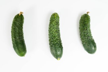 Beyaz bir arka plan üzerinde güzel, sulu organik salatalık