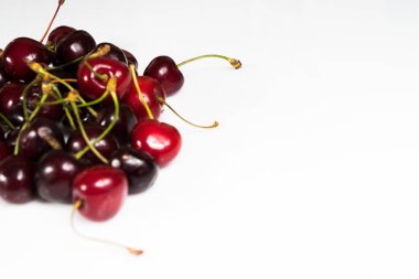 Beyaz bir arka plan üzerinde güzel, sulu organik kiraz