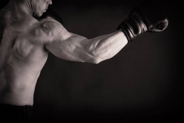 Kaslı atletik vücut geliştirici fitness modeli