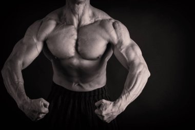 Kaslı atletik vücut geliştirici fitness modeli