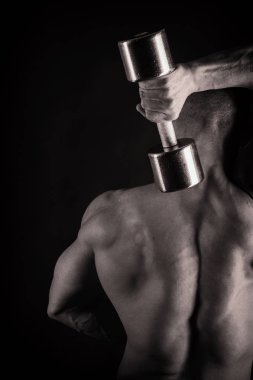 Kaslı atletik vücut geliştirici fitness modeli