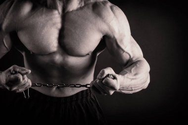 Kaslı atletik vücut geliştirici fitness modeli