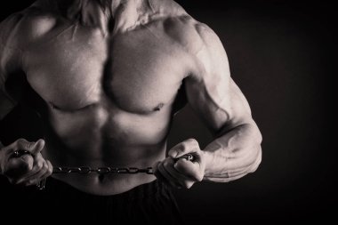 Kaslı atletik vücut geliştirici fitness modeli