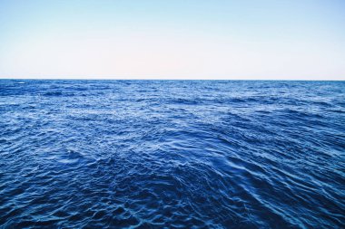 güzel gökyüzü ve mavi okyanus