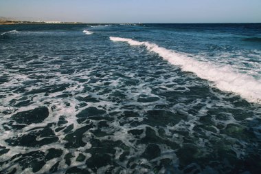 güzel gökyüzü ve mavi okyanus