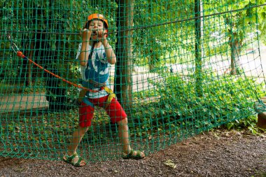 Çocuk bir kolye park tırmanıyor