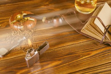 Sigara boru, viski ve defter