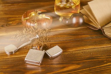 Sigara boru, viski ve defter