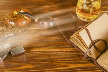 Sigara boru, viski ve defter