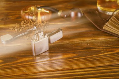 Sigara boru, viski ve defter