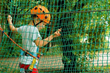 Çocuk bir kolye park tırmanıyor