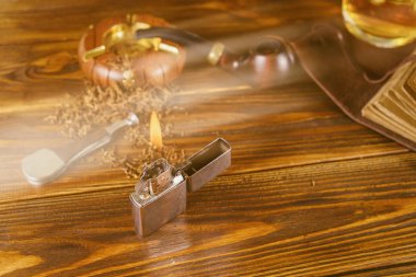 Sigara boru, viski ve defter