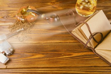 Sigara boru, viski ve defter