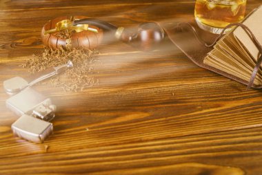 Sigara boru, viski ve defter