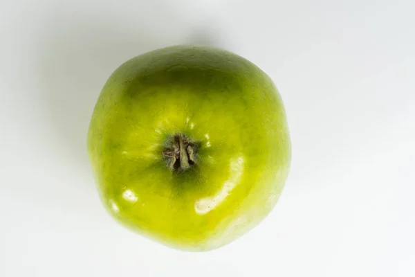 Mooie, sappige biologische appels op een witte achtergrond — Stockfoto