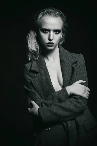 Femme blonde portant un manteau noir — Photo