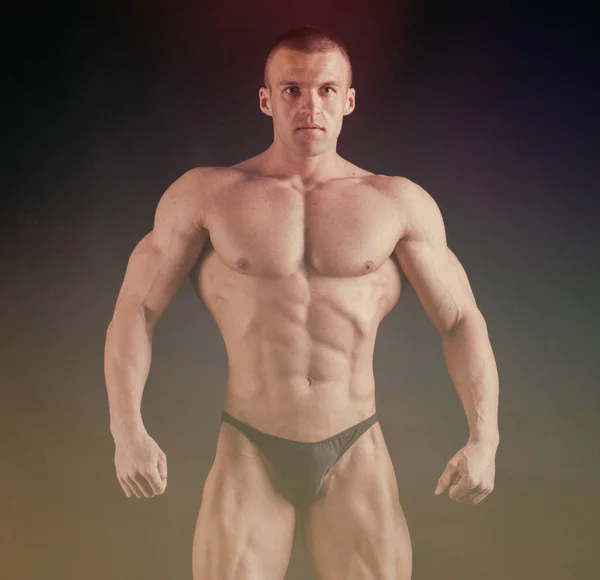 Kaslı Atletik Vücut Geliştirici Fitness Modeli — Stok fotoğraf