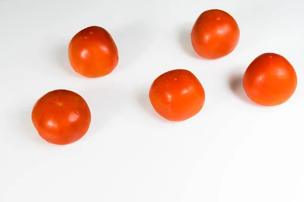 Красивые, сочные органические помидоры на белом фоне — стоковое фото
