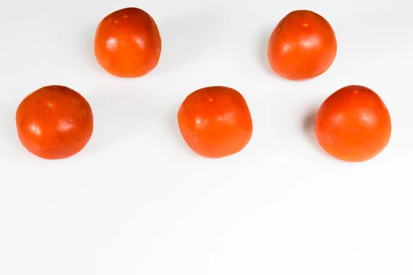 Tomates orgânicos bonitos e suculentos em um fundo branco — Fotografia de Stock