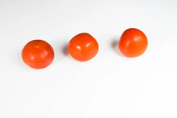 Mooie, sappige biologische tomaten op een witte achtergrond — Stockfoto