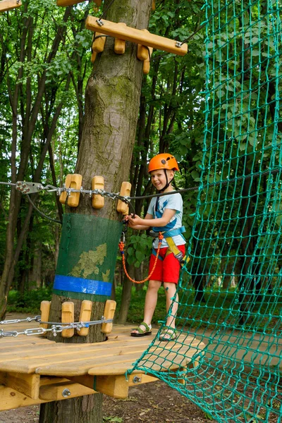 Menino Sobe Pingente Parque — Fotografia de Stock