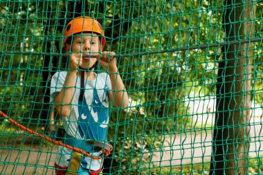 Çocuk bir kolye park tırmanıyor