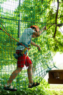 Çocuk bir kolye park tırmanıyor