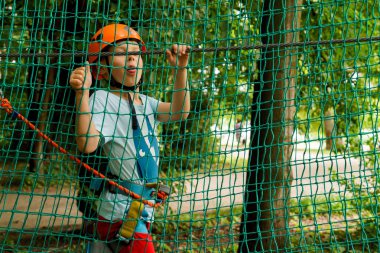 Çocuk bir kolye park tırmanıyor