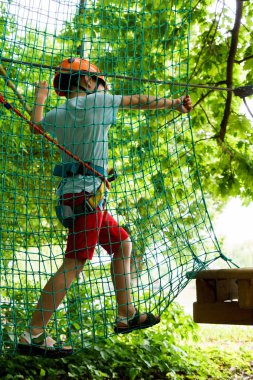 Çocuk bir kolye park tırmanıyor