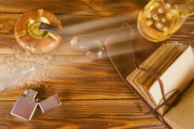 Sigara boru, viski ve defter