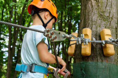 Çocuk bir kolye park tırmanıyor