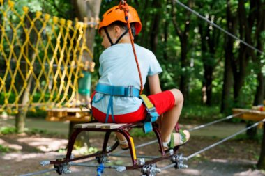 Çocuk bir kolye park tırmanıyor