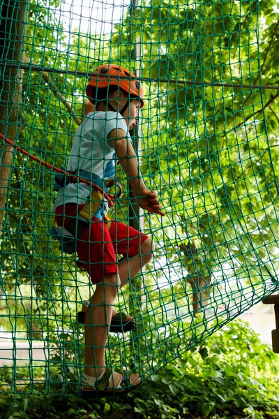 男孩爬上一个吊坠公园 — 图库照片