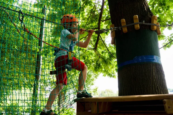 Der Junge Klettert Auf Einen Pendelpark — Stockfoto