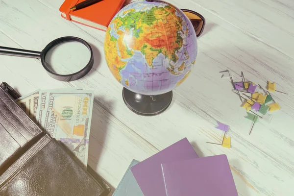 Utazási Koncepció Globe Pénz Egy Kirándulás Előkészítése Esetén — Stock Fotó