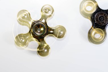 Beyaz bir arka plan üzerinde farklı spinners